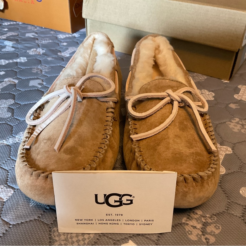 Ugg moccasins with suede leather upper and Sherpa lining, fixed lace’s NEW INBX